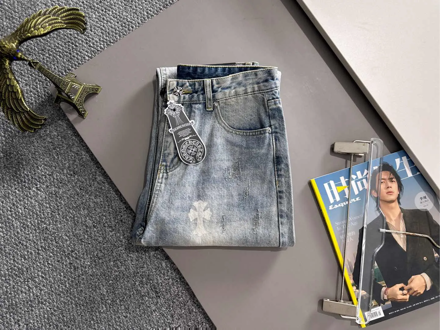 🅿️400 Croixin 2025 new summer loose jeans straight trousers, the trend in the trend! Many fashion bloggers control the upper body. The water is woven from imported Japanese Denim plain cotton denim fabric. It has three standards, is soft, delicate, comfortable and breathable. The color has a modern and fashionable vicissitudes. The upper body is versatile and fashionable! Light luxury, a must-have item for daily commuting! Code number: 28-38 (please state your height and weight when placing an order)